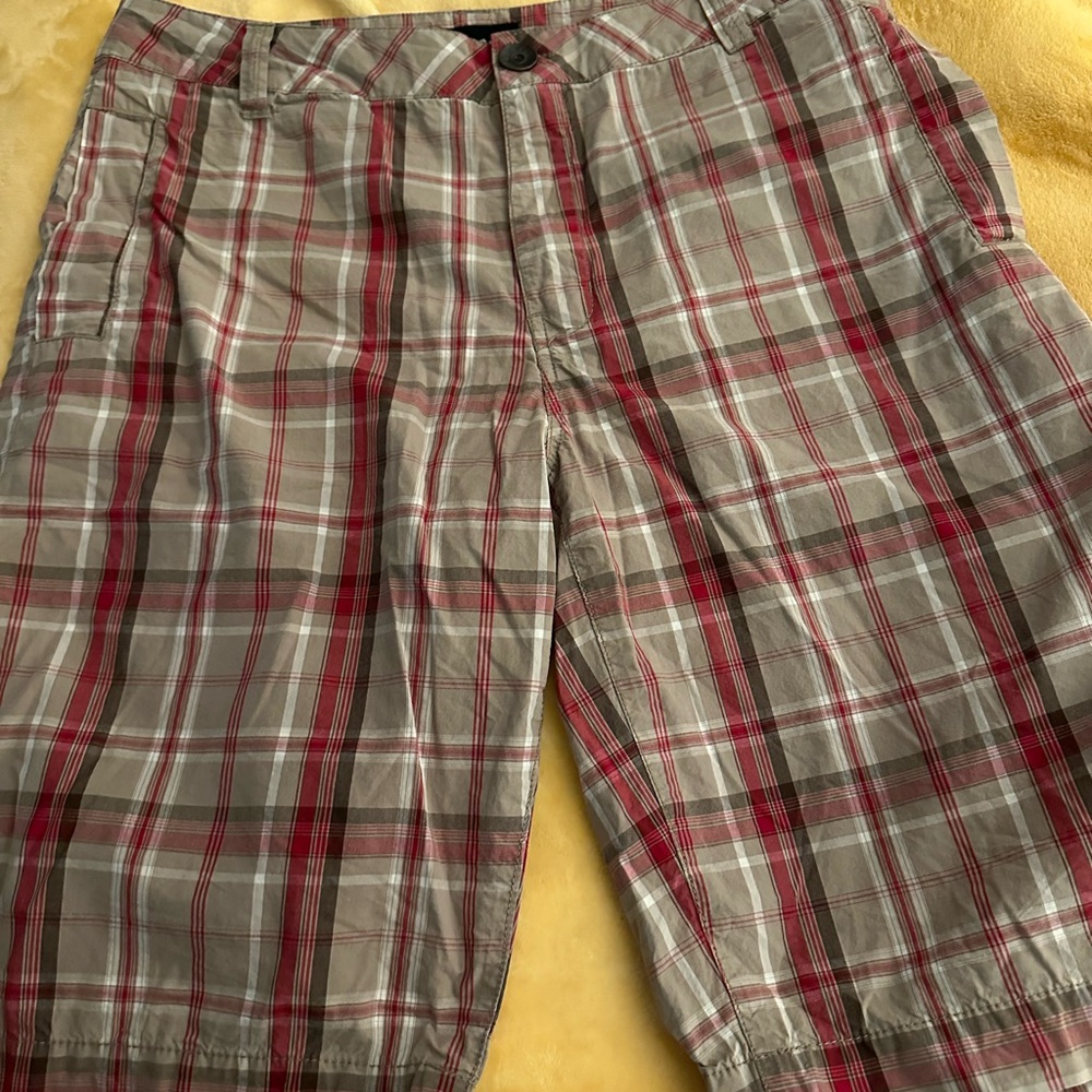 Guess long/bermuda style shorts men’s size 34 casual. 100 percent cotton.